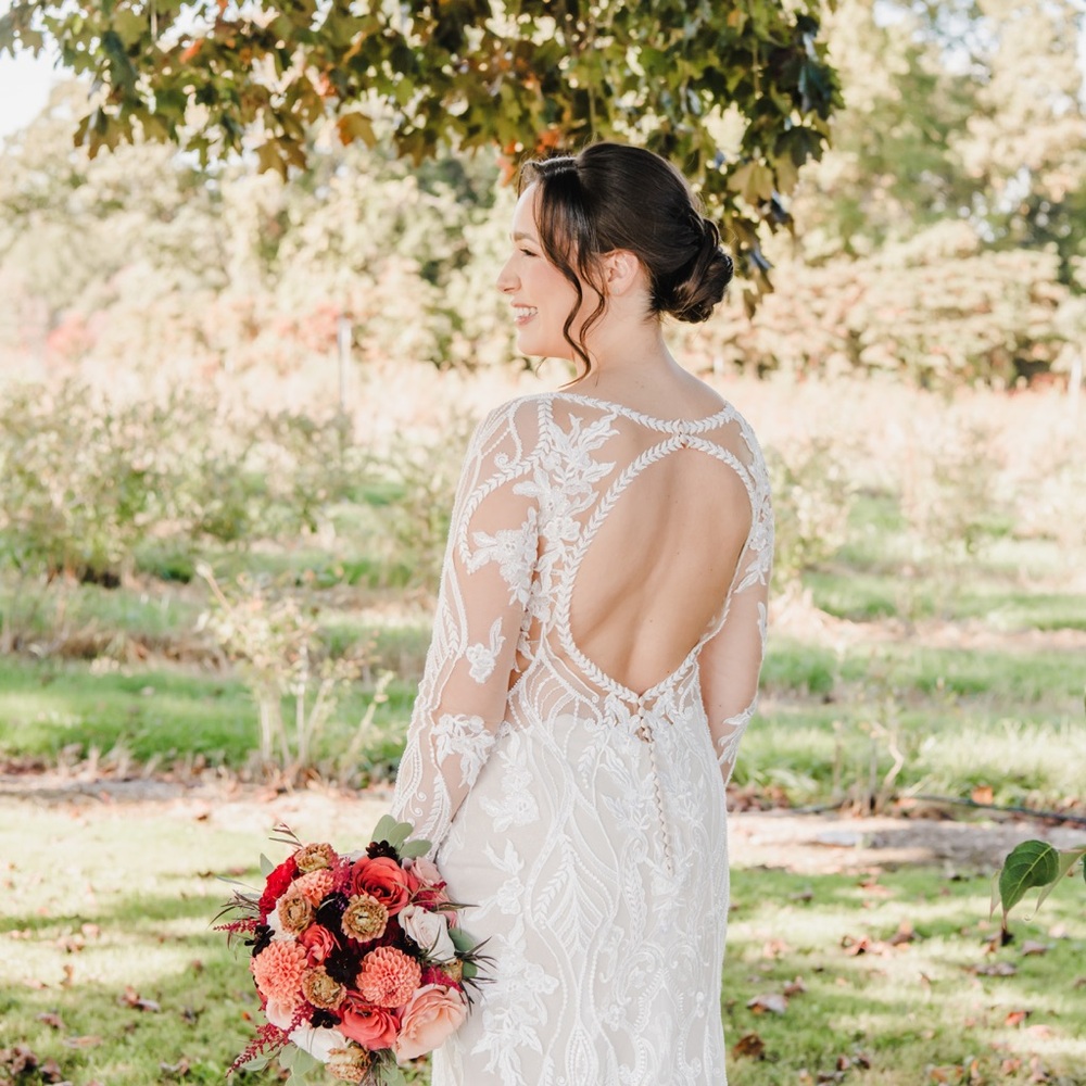 Elegant White Lace Wedding Dress - Picture 5 of 6